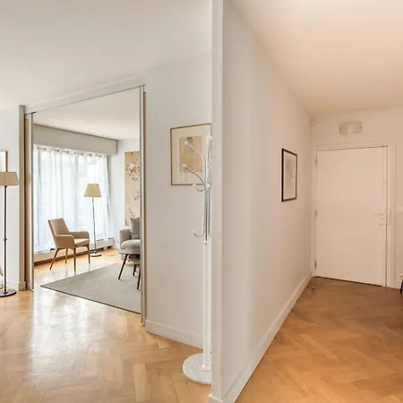 Eiffel Tower - 2br With Balcony - Cityapartmentstay Daire