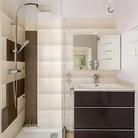 Daire Eiffel Tower - 2br With Balcony - Cityapartmentstay