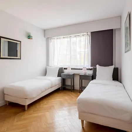 Eiffel Tower - 2br With Balcony - Cityapartmentstay Daire