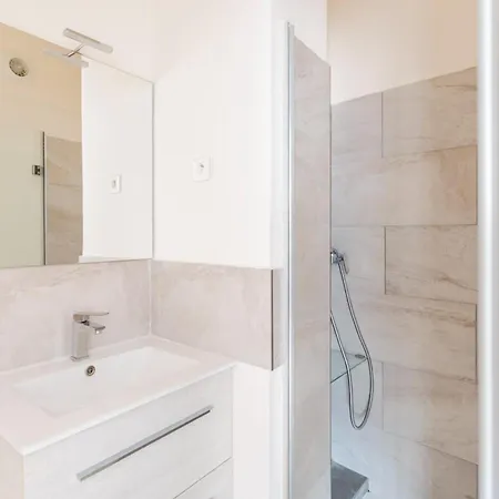 Eiffel Tower - 2br With Balcony - Cityapartmentstay Daire *