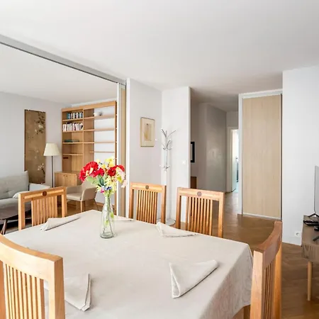 Daire Eiffel Tower - 2br With Balcony - Cityapartmentstay *
