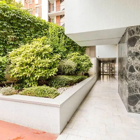 Daire Eiffel Tower - 2br With Balcony - Cityapartmentstay