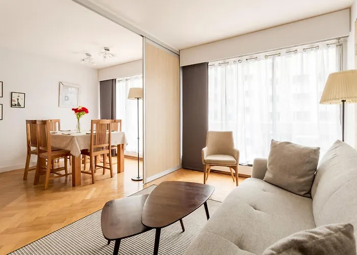 Eiffel Tower - 2br With Balcony - Cityapartmentstay *